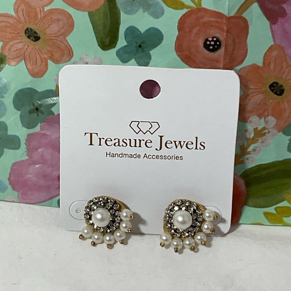 Gold and White Fan Design Earrings with Sparkling Crystals - Picture 4 of 9